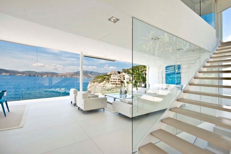 Lägenhet vid havet -inredd-mallorca-vit-stor-öppen-utrymme-trappa-view