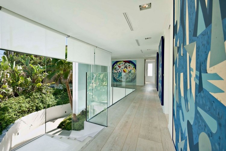 Lägenhet vid havet -inredning-mallorca-utsikt-korridor-ingång-väggmålning-vit-blå