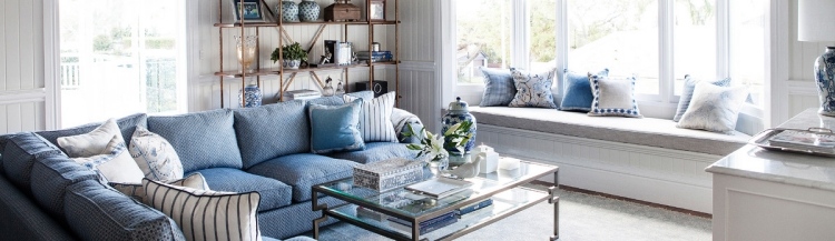 Lägenhet vid havet -dekorera-vit-blå-soffa-kudde-fönster-fönsterbrädan-ljus