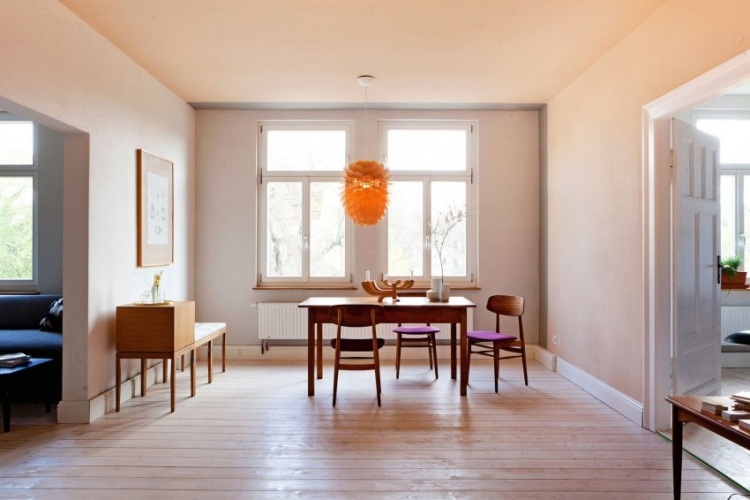 Design-lägenheter-Weimar-vardagsrum och matplats-design-klassiker-trä-matbord-stolar