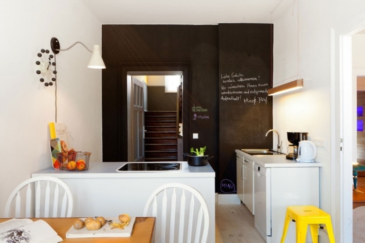 Studio-lägenhet-projekt-Mark-Pohl-äta-i kök-svart-tavla-vägg