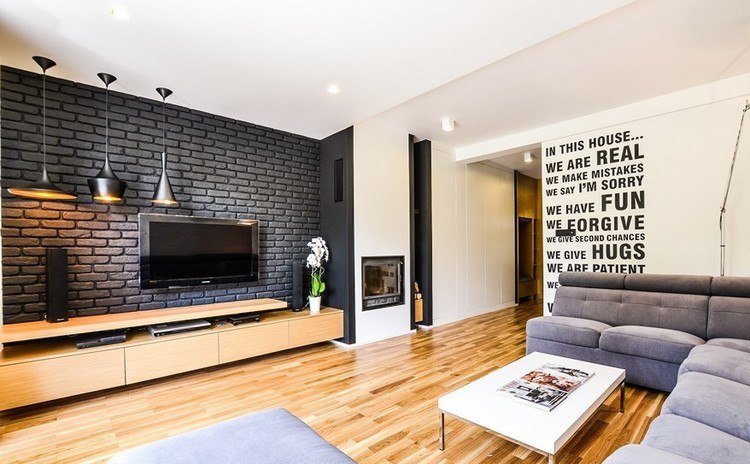 TV-väggmonterat-vardagsrum-svart-tegel-vägg-trä-skänk