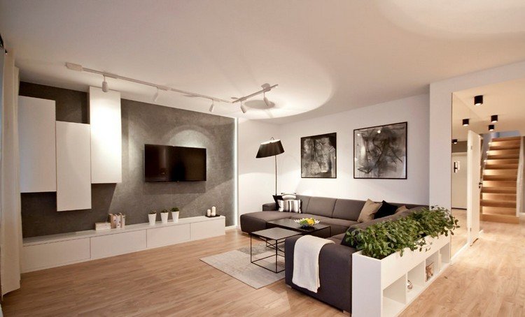 TV-väggmontering-vardagsrum-vägg-design-betong-look-vit-garderob
