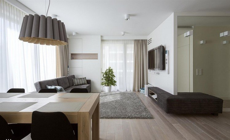 TV-väggmonterat-vardagsrum-naturliga toner-möbler