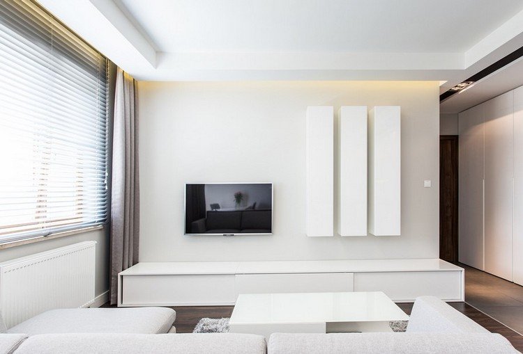 TV-väggmonterat-vardagsrum-minimalistisk-vit garderob