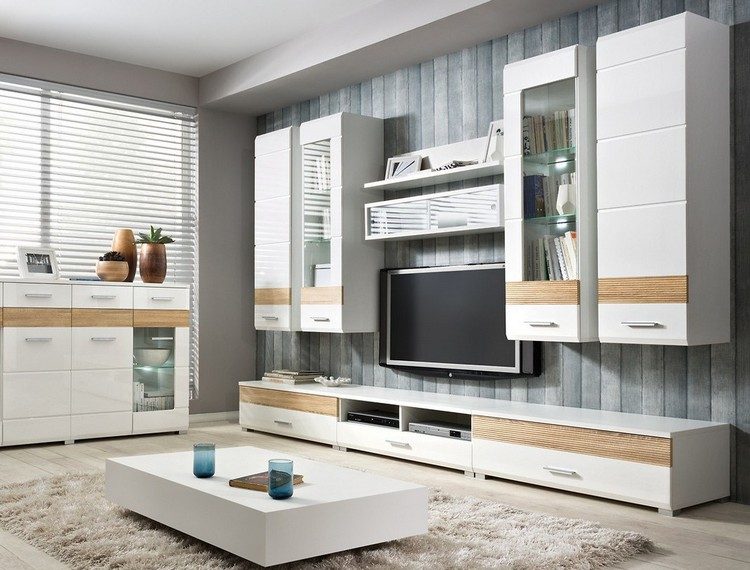 TV-väggmonterat-vardagsrum-tapeter-trä-ser-grått
