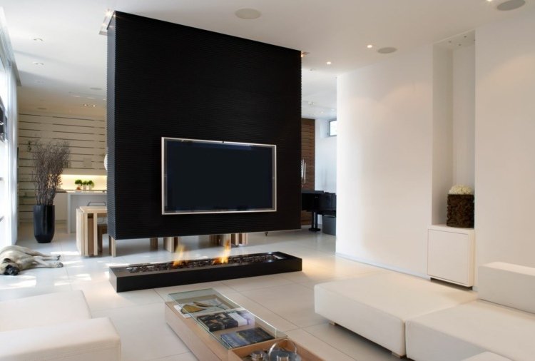 tv på väggen accent vägg-svart-partition-öppen spis-soffa-vit