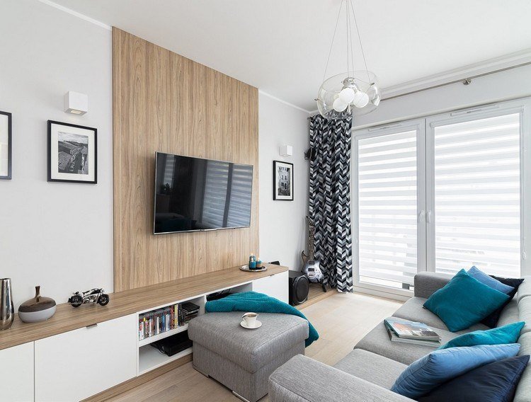 Väggmonterad TV-vardagsrum-trä väggpaneler-grå-soffa