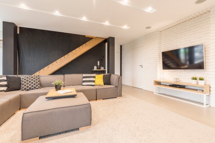 minimalistisk design med fototapeter och tv på vit tegelvägg