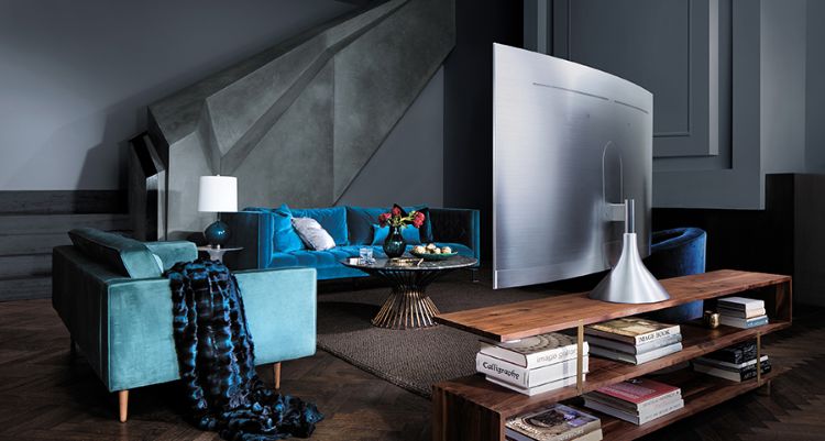 inredningstips tv i mitten av rummet modern design träbord trappa soffa fåtölj