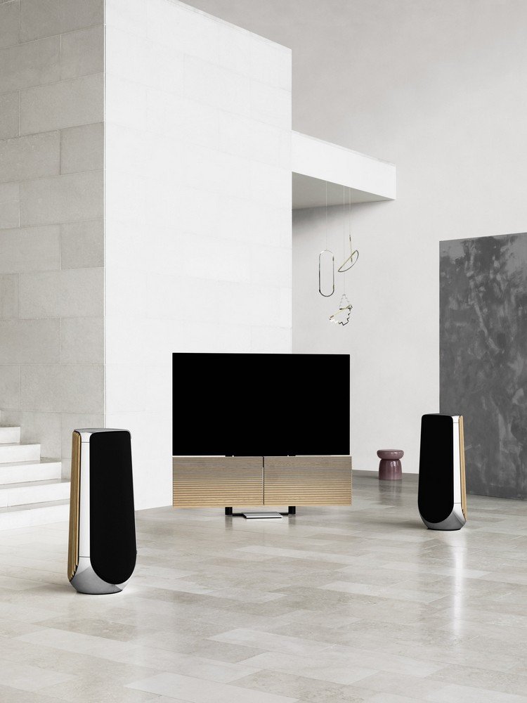 designer platt -tv från bang & amp; olufsen med lådor i ett modernt vardagsrum med minimalistisk design