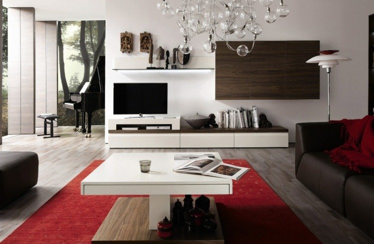 tv-vägg-idéer-modern-vägg-enhet-brun-hyllor-ljuskrona-röd-interiör