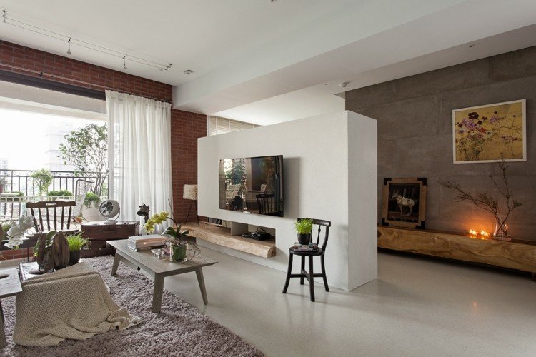 TV-väggidéer vit-rumsdelare-dekoration-inspiration-soffbord-rustikt