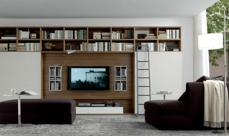 tv-väggidéer hylla-bibliotek-stege-brun-vita-möbler