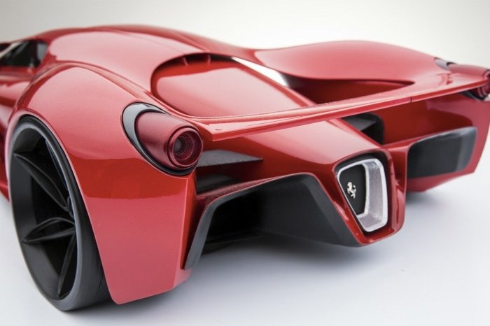 svarta-däck-Ferrari-bil-med-emblem