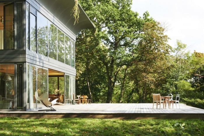 terrass design trä golv solstol hus