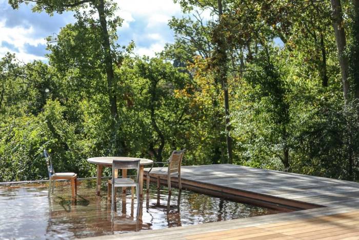 trädgård bord stolar vatten pool terrass skog