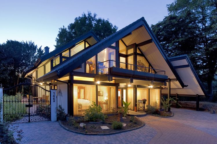 arkitektens hustak tak-golv-till-tak-glasrutor-trädgård