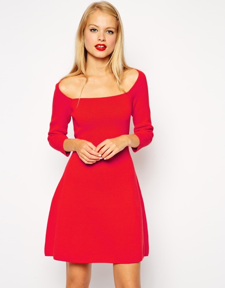 rödstickad-klänning-fyrkantig halsringning