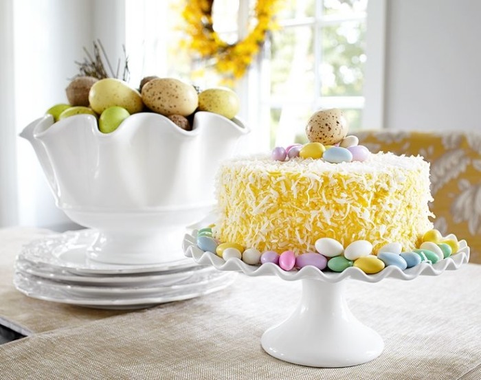 Påsk-bord-dekoration-tårta-dekorerad-med-choklad-ägg-festlig-atmosfär-på-bordet
