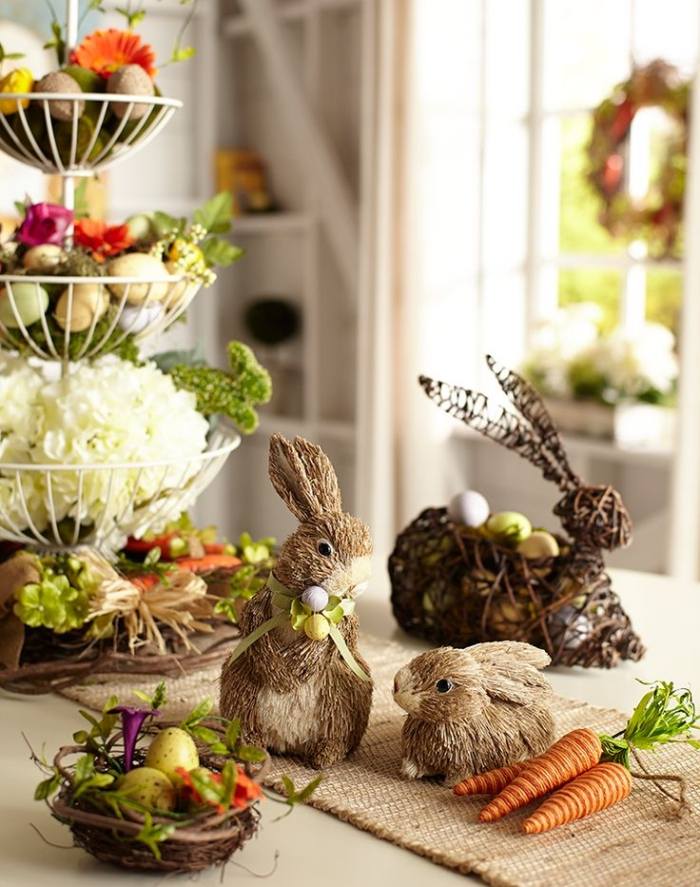 Påskbord-dekoration-morötter-kaninfigurer-Etagere-idéer-att-ordna-påskdekoration