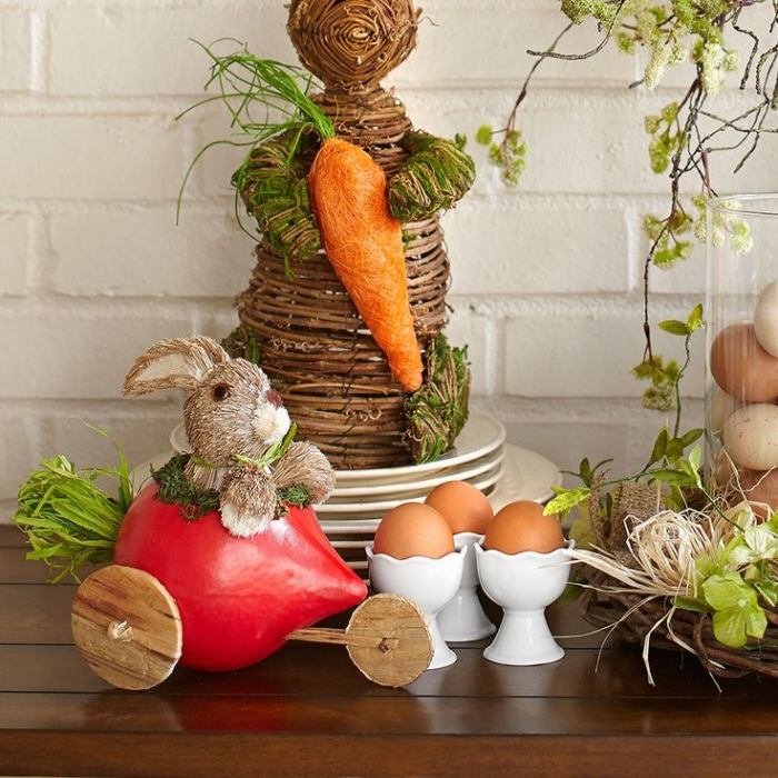 Hylla-och-påsk-bord-dekoration-idéer-figurer-påsk-kanin-med-morot-kanin-i-vagn