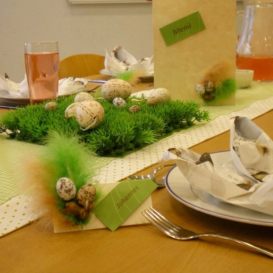Designa gröna bordsdekorationer som blåser ut påskägg
