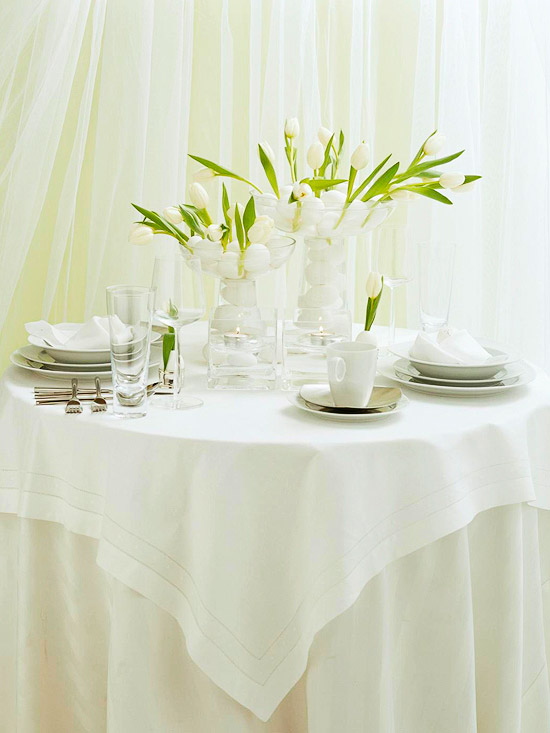 Påsk festlig dekorativ vit bordsduk tulpanbukett
