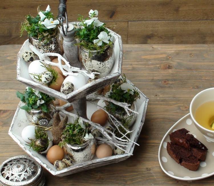 Bordsdekoration för påsk vintage-etagere-ägg-vaser-vaktelägg-skandinaviska