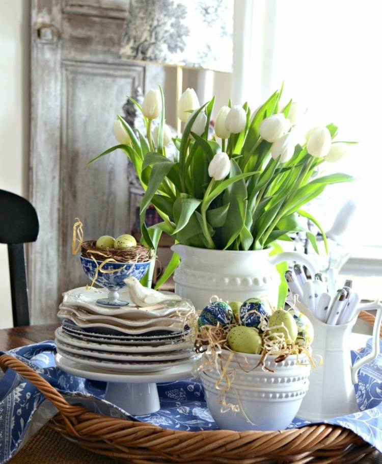 bordsdekoration-för-påsk-tulpaner-vita-påsk-bo-ägg-blå-accenter