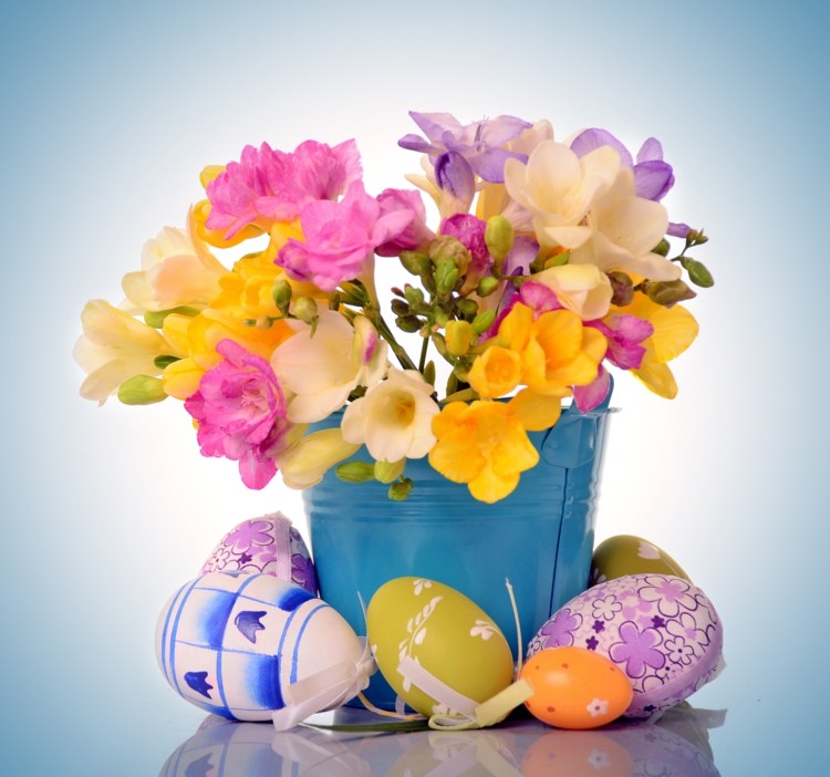 bordsdekoration för påskarrangemang-idé-blå-hink-blomma-plast-ägg