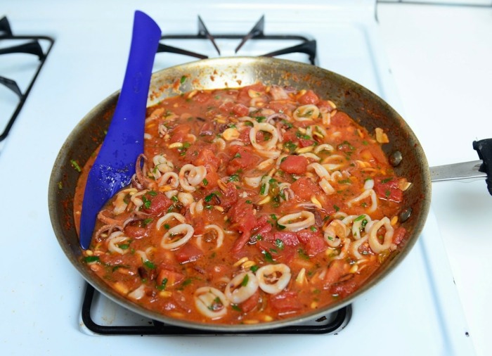Bläckfisk-med-tomater-och-basilika