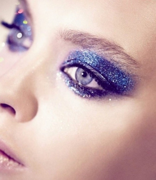 Nyårsfestmake-up glitter-skimrande blå övre ögonskuggmascara