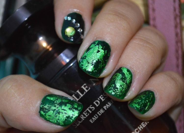 nageldesign-folie-festliga-idéer-grön-metall-effekt-nagellack