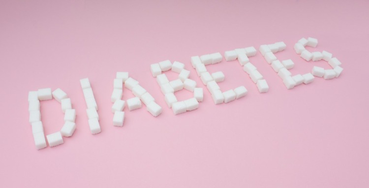 sockerbitar form diabetes typsnitt på rosa bakgrund