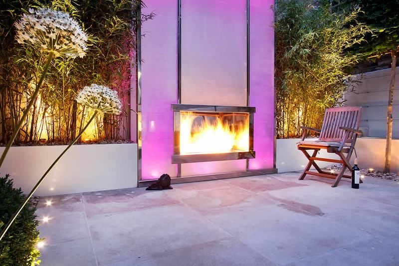 Eldskål-trädgårdspis-rosa-LED-belysning-terrass trädgård