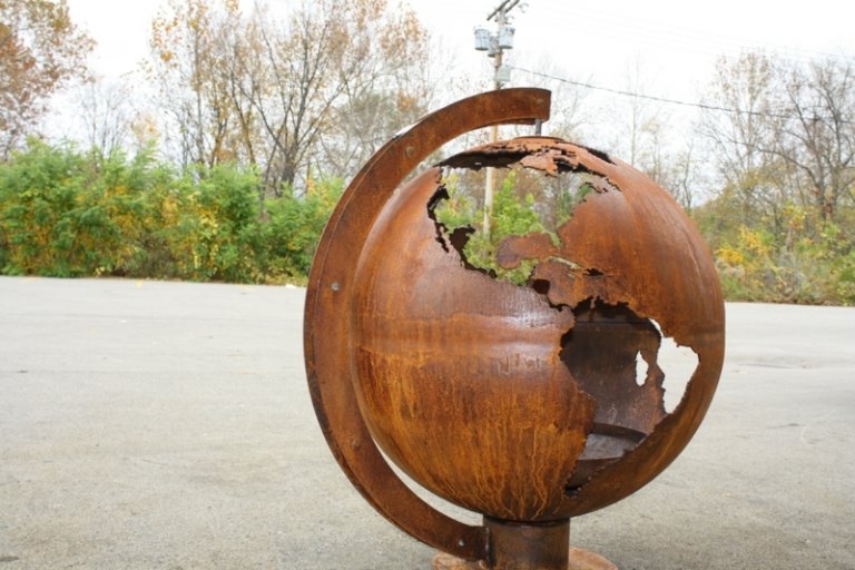 eldskålar till trädgården skulptur jordklotidé modern rost