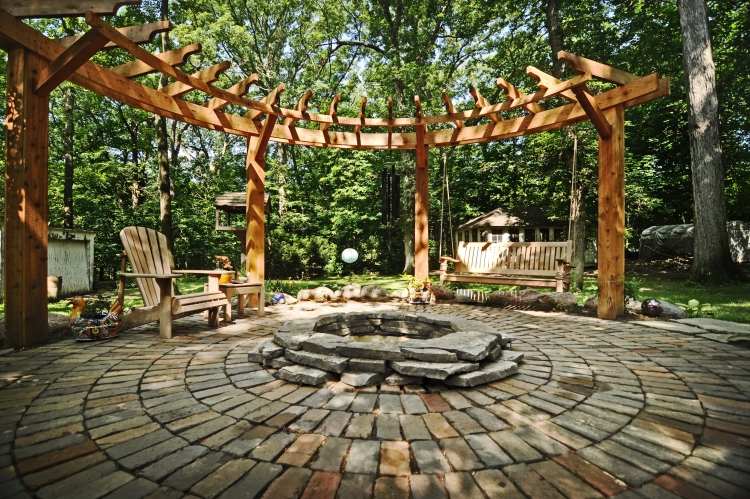 öppen spis-byggnad-trädgård-sten-plattor-trä-pergola-adirondack-fåtölj