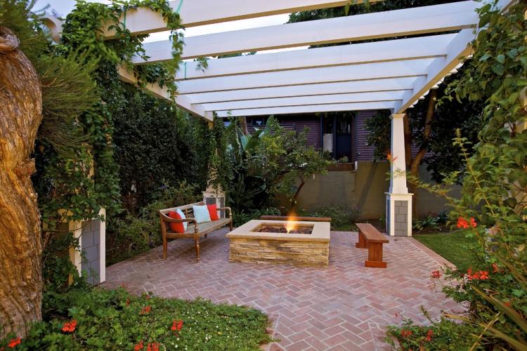 Eldstad i trädgården -bygg-gas-naturstenplattor-sekretessskydd-klättrande växter-pergola