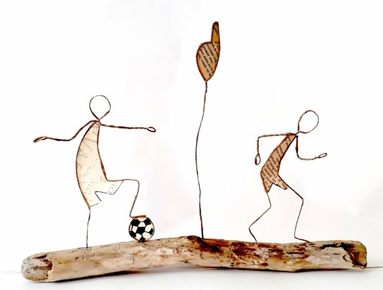 Fotboll som tema för de självgjorda papperstrådsfigurerna