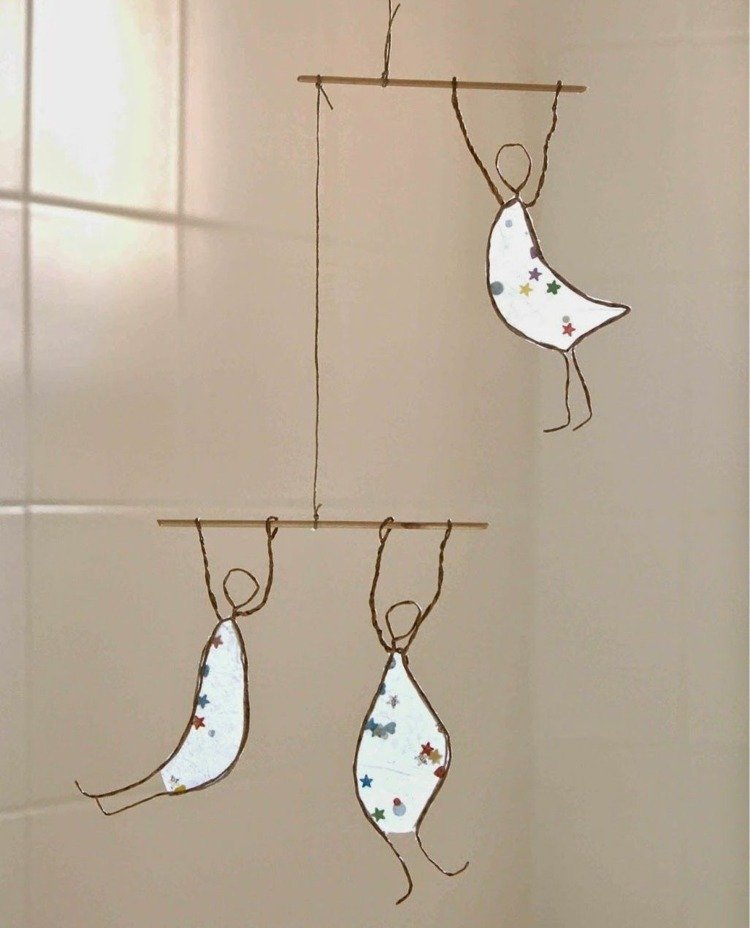 Gör mobiler av papperstråd med hängande figurer och transparent papper