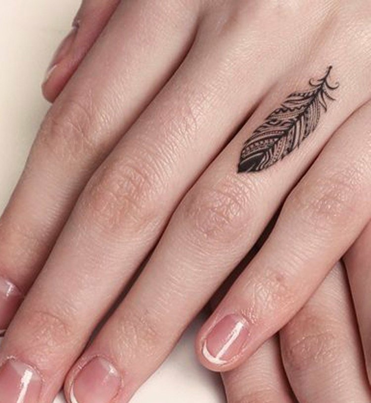 finger tatuering ring-finger-fjäder-kvinna-händer-fransk-manikyr