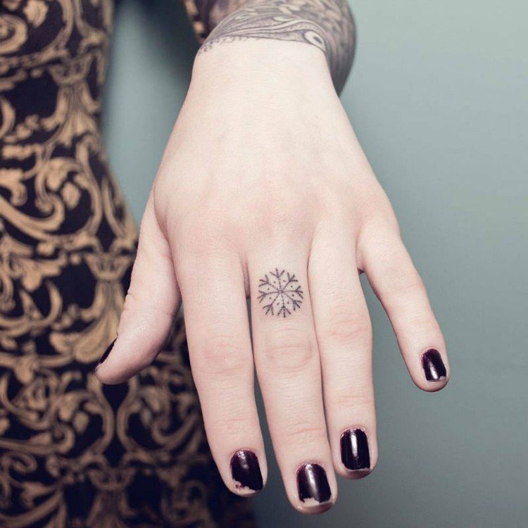 finger tatuering kvinnor hand-fling-linjer-prickar-långfinger-nagellack