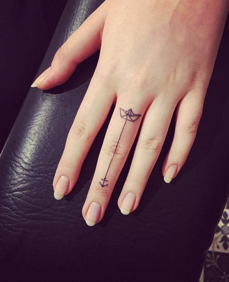 finger tatuering kvinnor-hand-långfinger-båt-ankare-linjer-naglar-runda