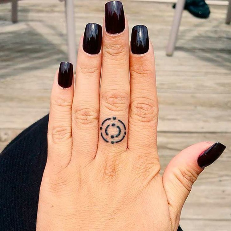finger tatuering linjer-cirklar-prickar-långfinger-fingrar-kvinna-hand-nagellack-svart