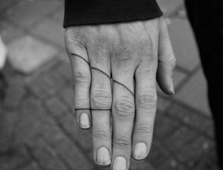 finger-tatuering-minimalistisk-enkla-linjer-rakt-kors-långfinger-ring-finger-lill-finger