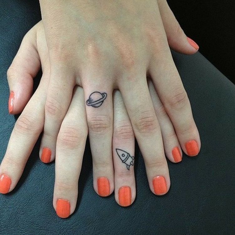 finger-tatuering-kvinnor-händer-planet-raket-långfingret
