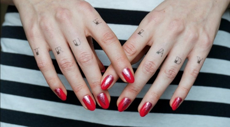 finger-tatuering-bokstäver-kvinna-händer-linjer-tunn-pekfinger-långfinger-ring-finger-lill-finger