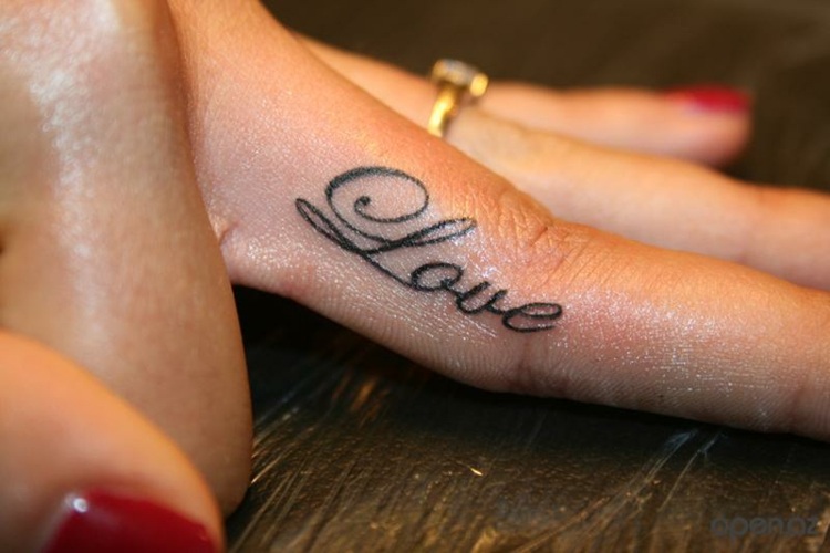 finger-tatuering-skrivning-långfinger-kärlek-svart-dekoration-nagellack-röd-ring
