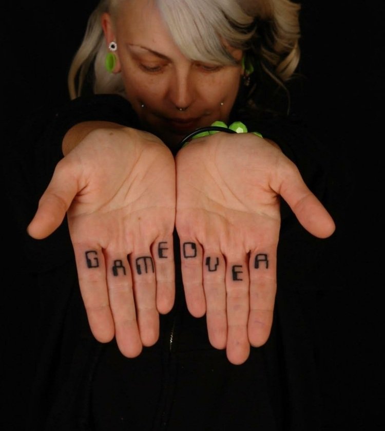 finger-tatuering-kvinna-handflata-fingrar-inuti-skriva-svart-stor